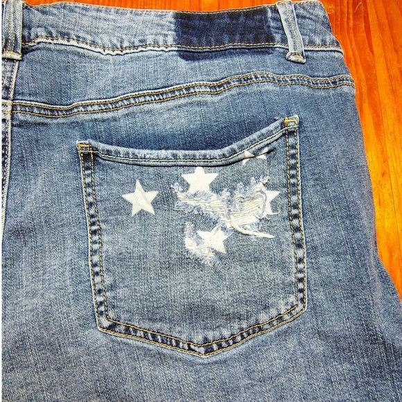 Women's Distressed Denim Shorts Size 18 Star Patch Frayed Hem Patriotic - Picture 6 of 7